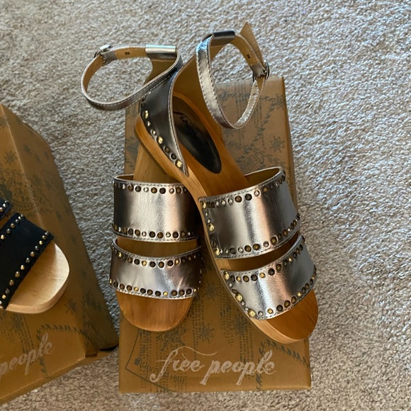 2 PAIR FREE PEOPLE OPEN BACK CLOG SANDALS BLACK/SILVER SZ 6.5 NEW IN BOX - Picture 4 of 4